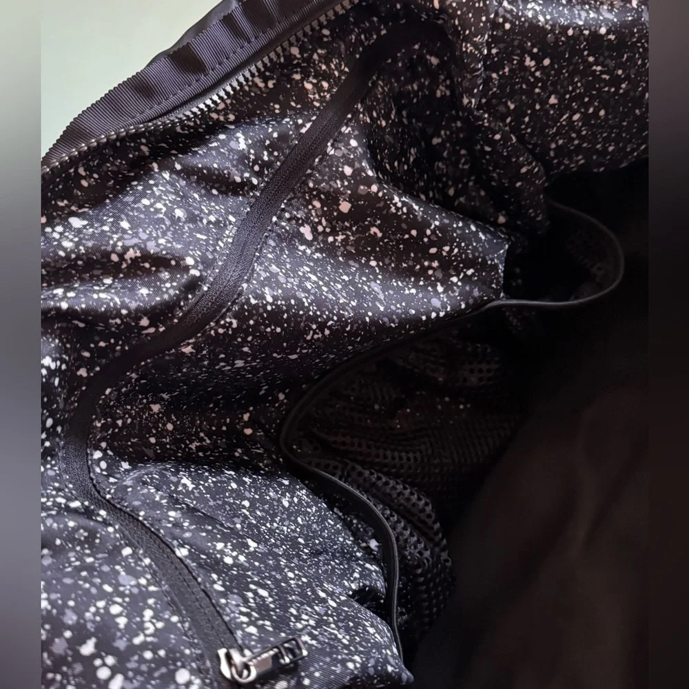 Lululemon all day Duffel Bag - Picture 13 of 16